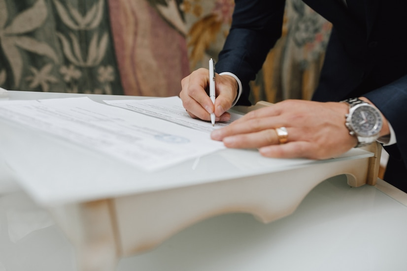 man-with-pen-signs-document_8353-11441